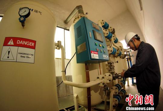 中央儲備糧贛州直屬庫有限公司一車間內(nèi)制氮設(shè)備正在作業(yè)?！⊥蹶魂?攝